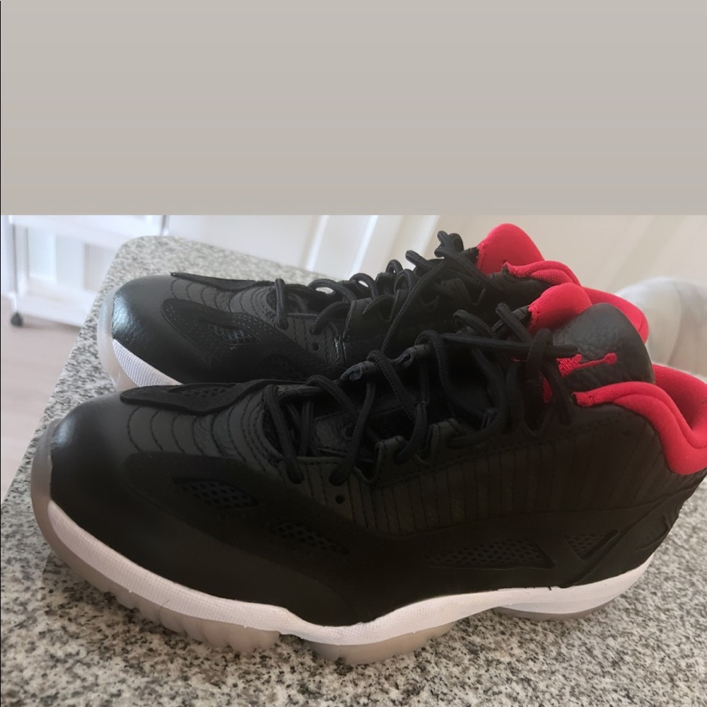 men low top 11’s like new condition